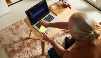 Man storing password on post it